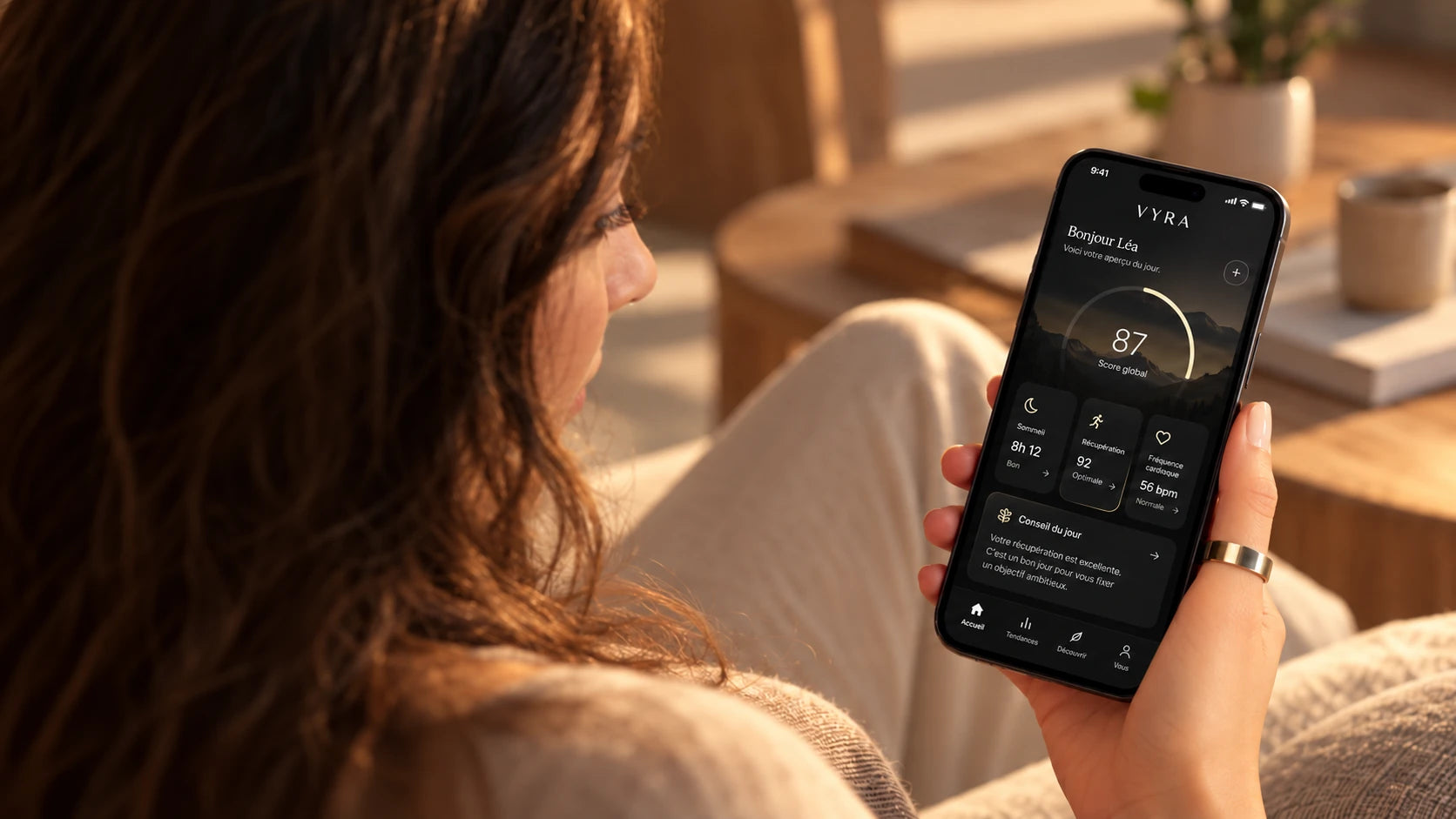 Une personne consulte l’application VYRA.